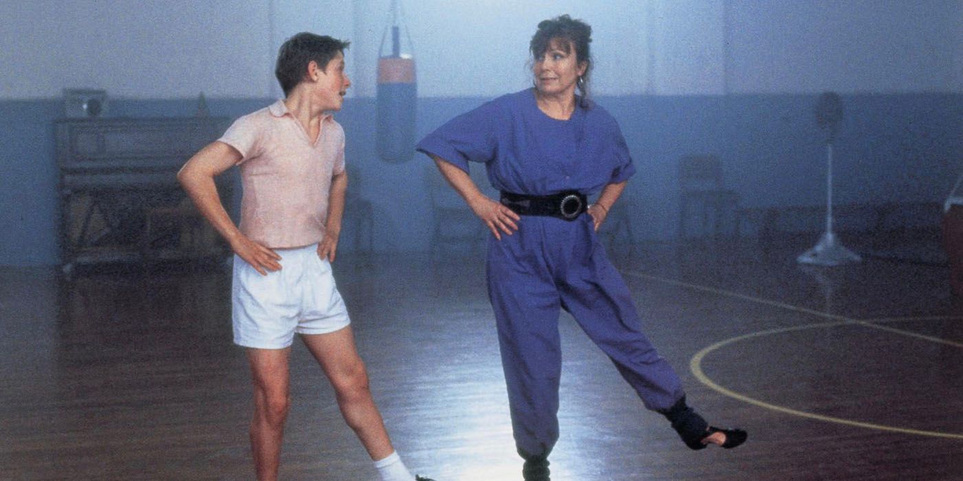 Jamie Bell e Julie Walters dançando em uma academia em Billy Elliot