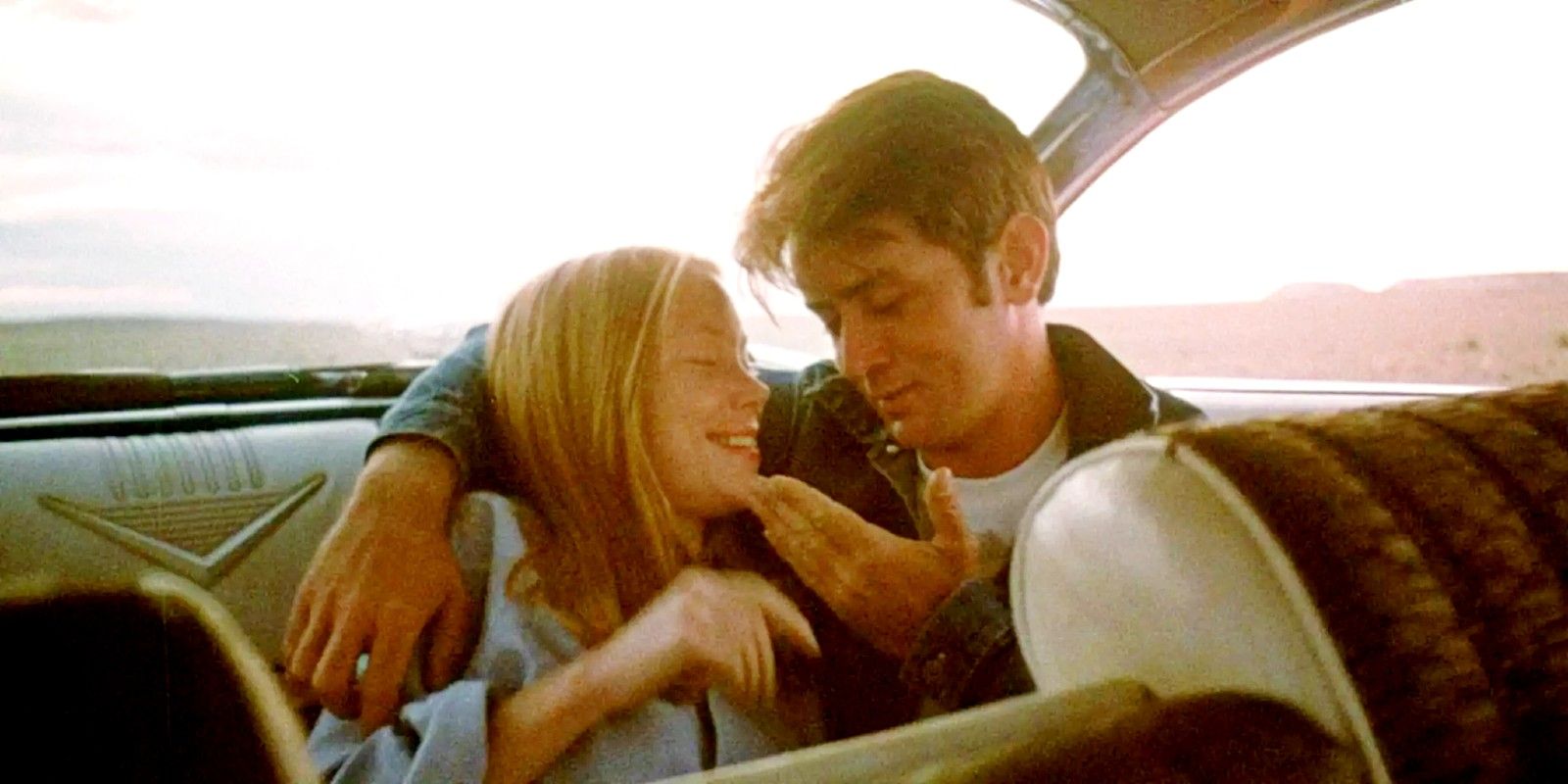 Sissy Spacek e Martin Sheen sentam-se juntos na traseira de um carro de Badlands 