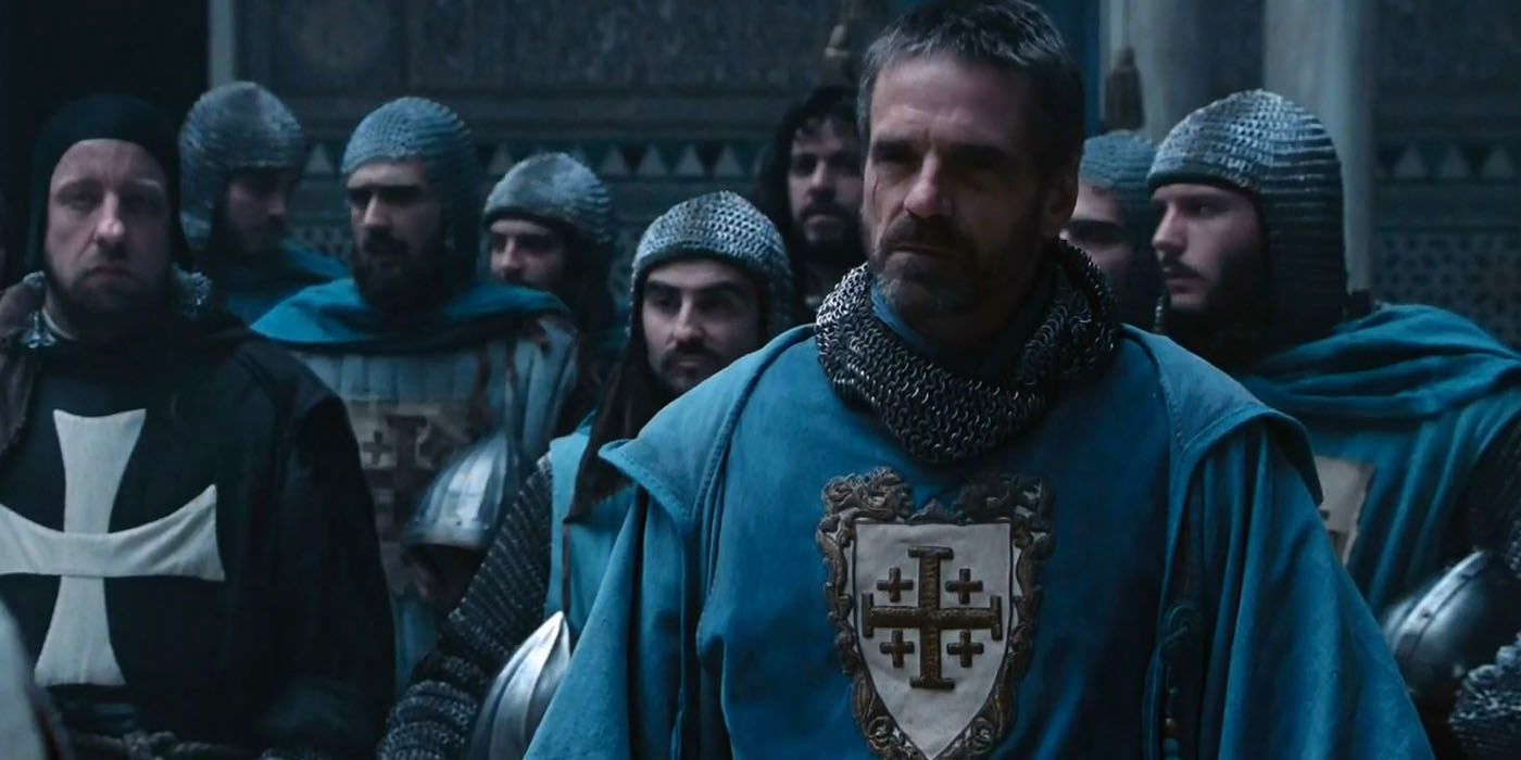 Jeremy Irons standing in Kingdom of Heaven while soldiers look on 