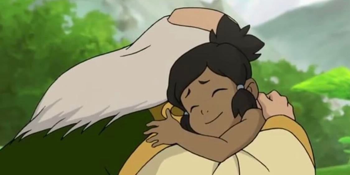 Tio Iroh abraçando uma jovem Korra em Avatar: A Lenda de Korra