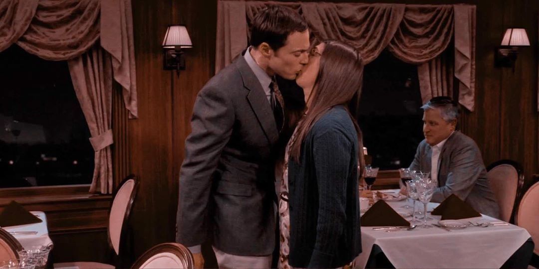 Sheldon e Amy se beijam em um trem no TBBT