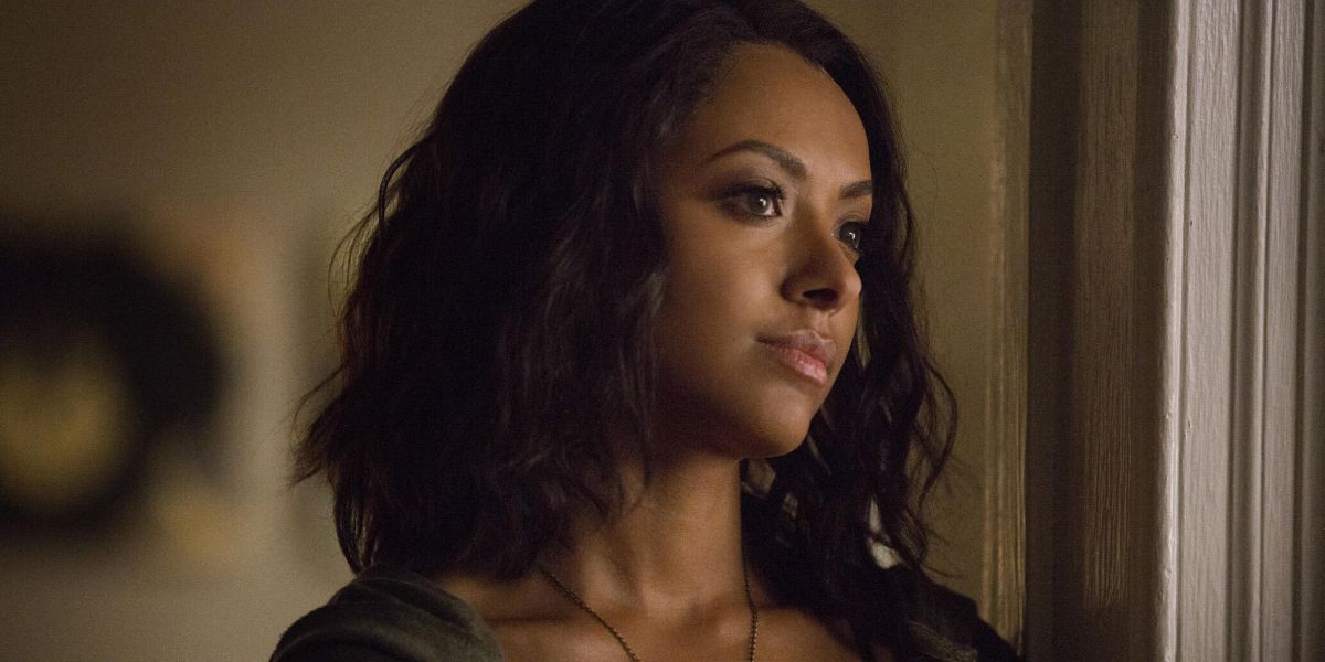 Kat Graham como Bonnie em The Vampire Diaries