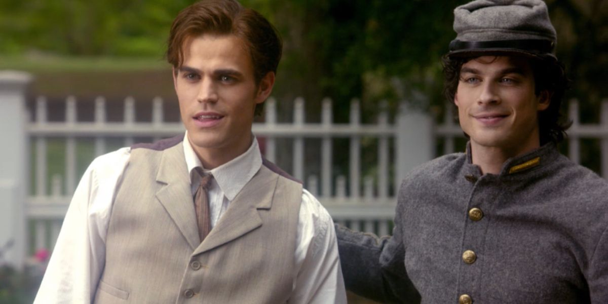 Stefan e Damon Salvatore em 1864 sentados juntos e sorrindo em The Vampire Diaries
