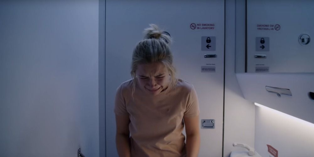 Dani crying in the airplane bathroom in Midsommar