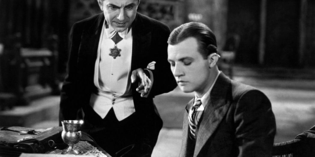Drácula pairando sobre Renfield no filme de 1931