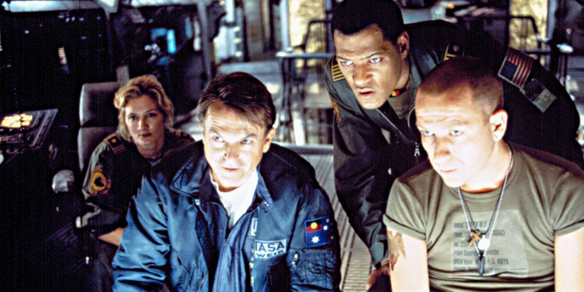 Event Horizon Captain Miller (Laurence Fishburne), Dr Weir (Sam Neill), DJ (Jason Isaacs) in the cockpit