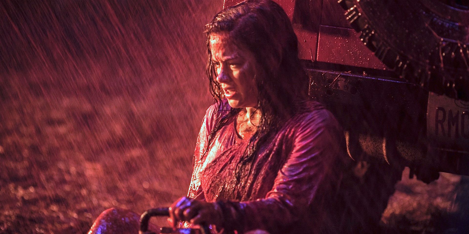 Mia (Jane Levy) leaning against a car in Evil Dead (2013).