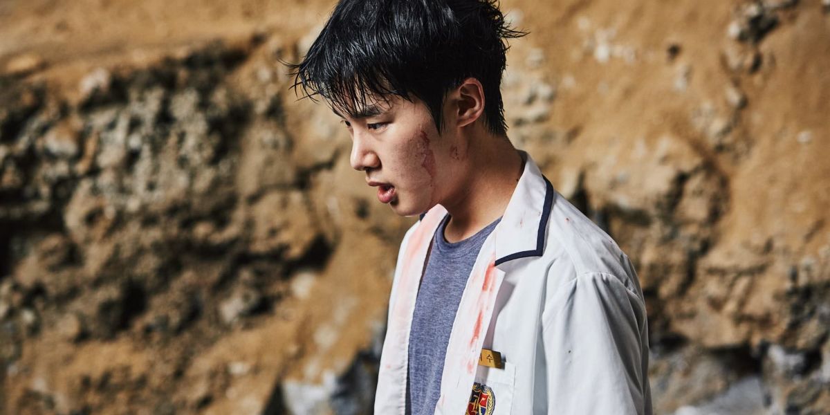 Oh Ji-Soo bloody in an open field in Extracurricular