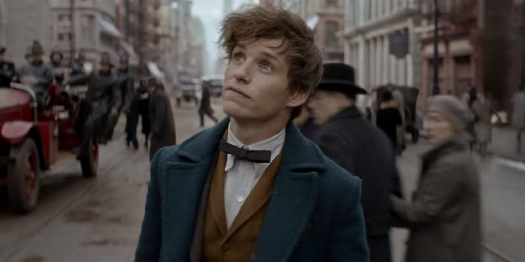 A screenshot of Newt Scamander walking around New York City in Fantastic Beasts and Where to Find Them