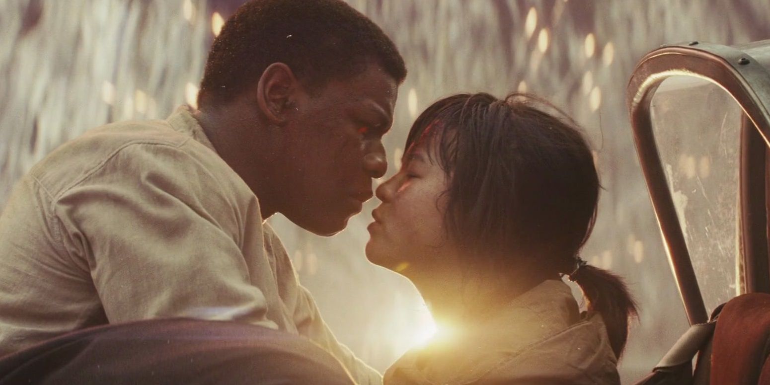 Finn and Rose kiss in Star Wars: The Last Jedi