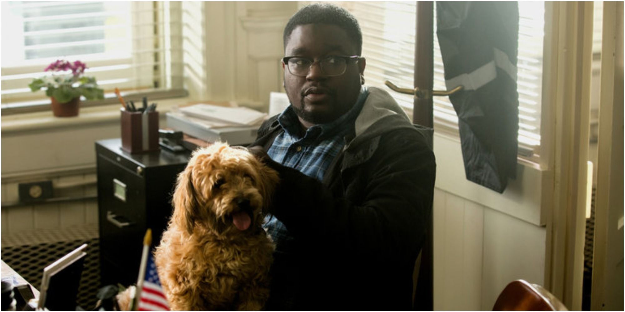A screenshot of Rod (Lil Rel Howery) alerting the police from Get Out