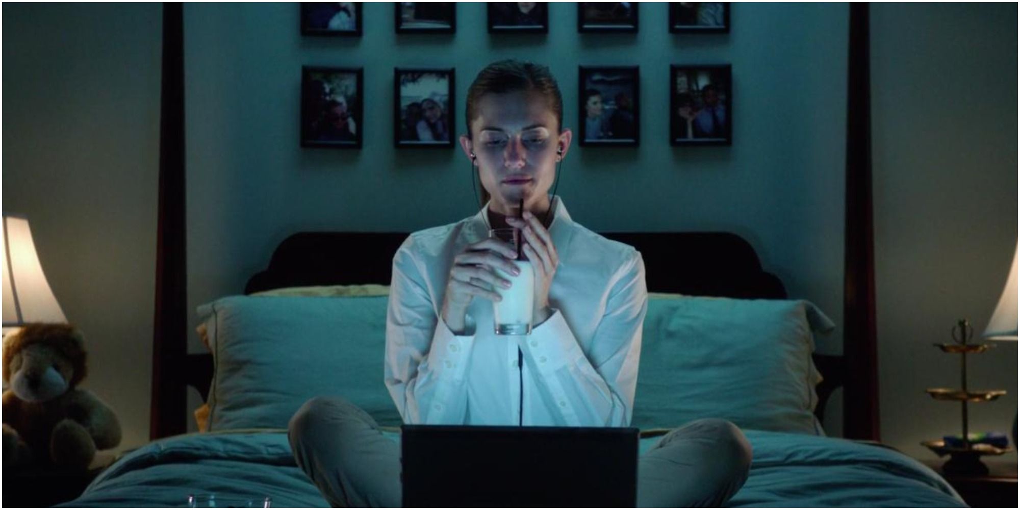 A screenshot of Rose (Allison Williams) inside her bedroom to look for other victims from Get Out