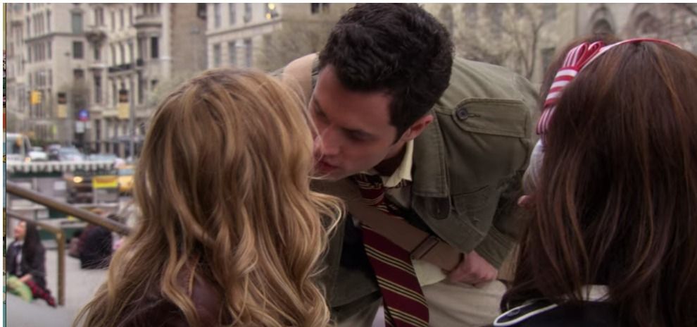 Dan kissing Serena / back of Blair's head