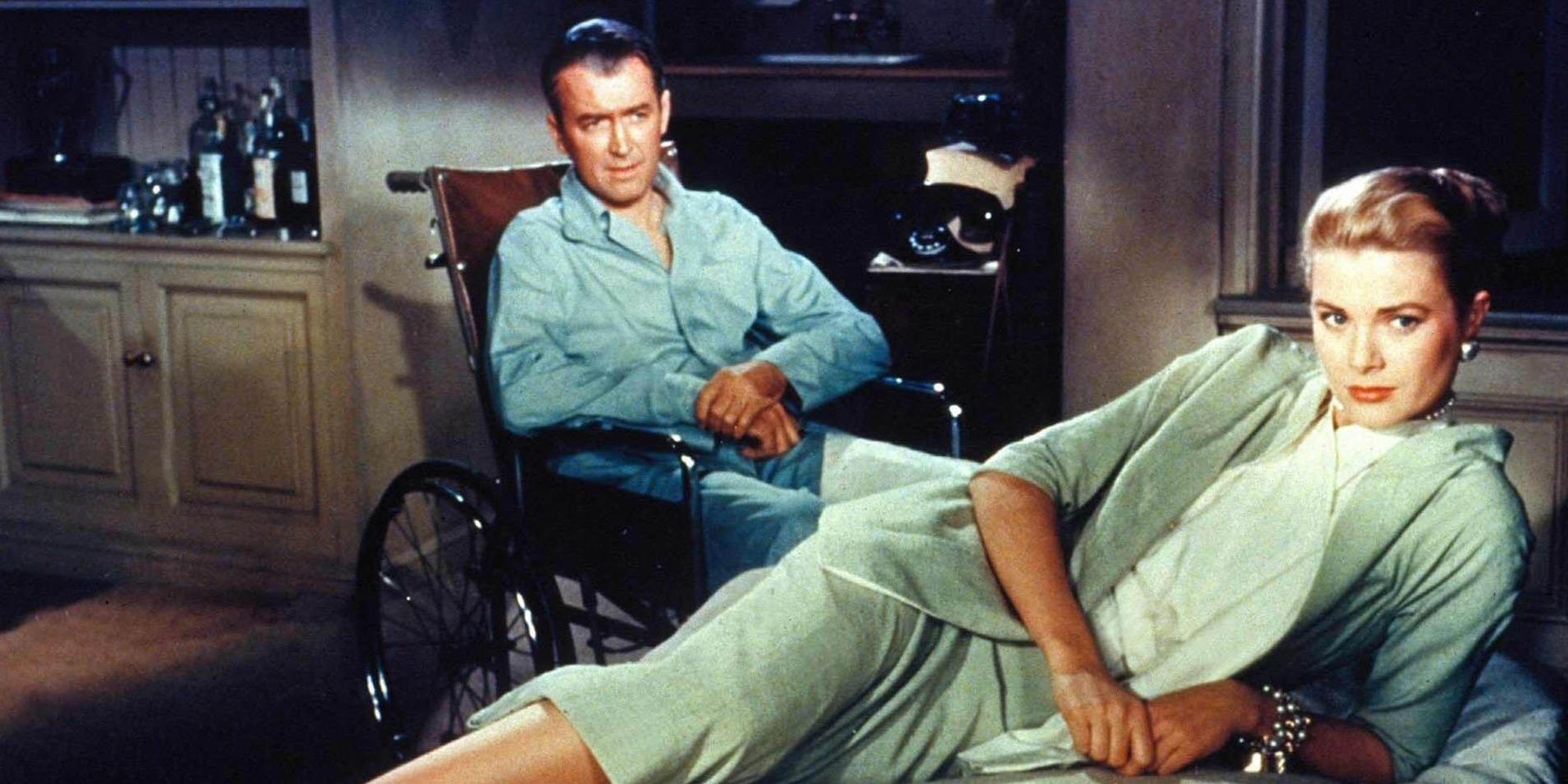 Grace Kelly recostada en un sofá mientras James Stewart la mira en Rear Window