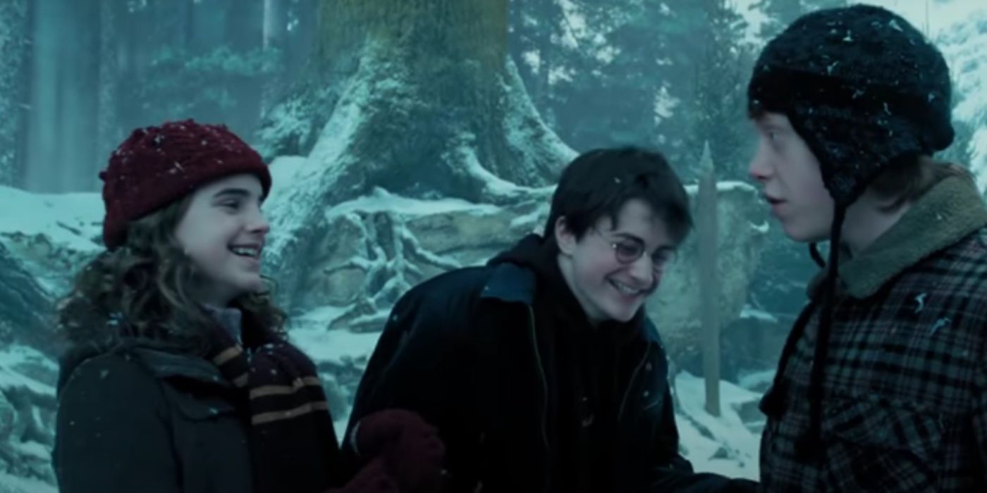 Harry, Ron e Hermione rindo depois de uma briga de bola de neve com Draco