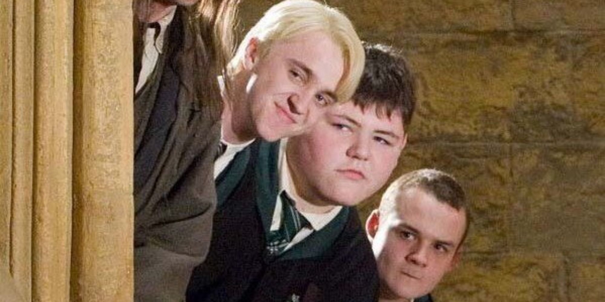 Uma captura de tela de Draco Malfoy, Vincent Crabbe e Gregory Goyle bisbilhotando a Armada de Dumbledore em Harry Potter e a Ordem da Fênix