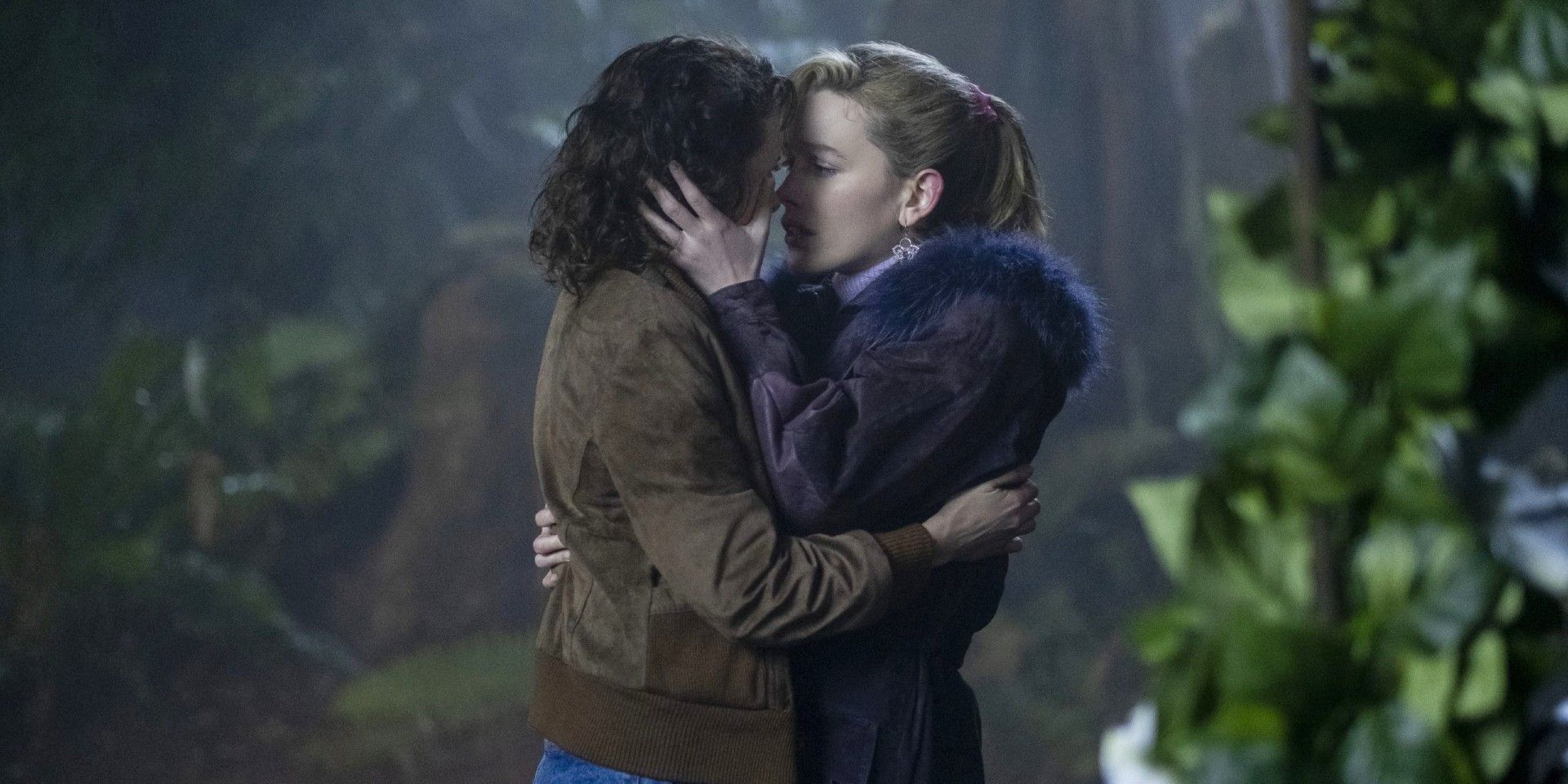 Jamie and Dani kiss in Bly Manor