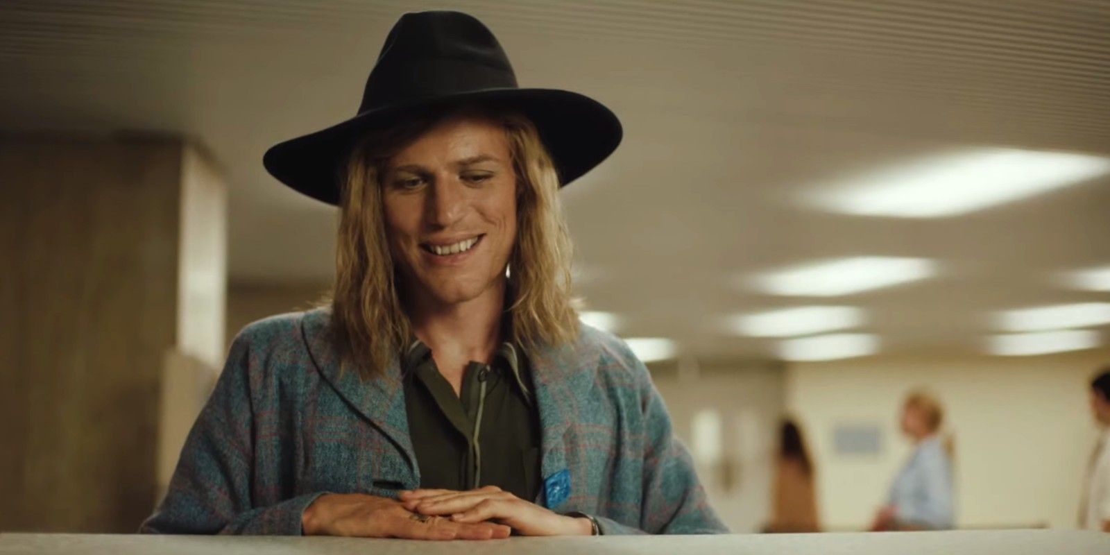 Johnny Flynn smiling as David Bowie in Stardust