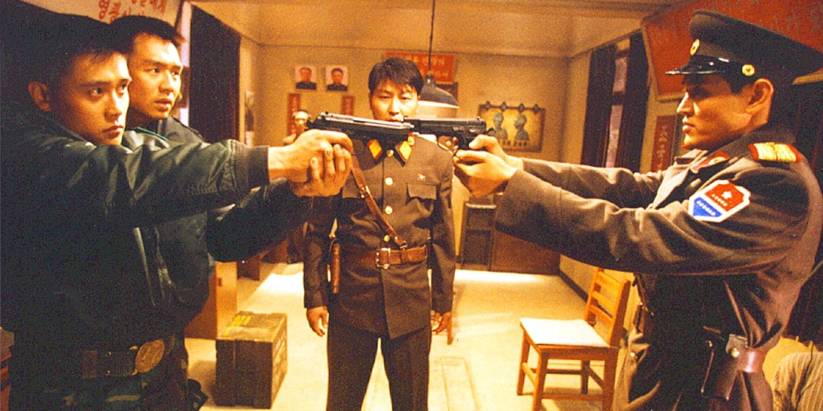 Opposing sides pointing guns at each other in Joint Security Area (2000)