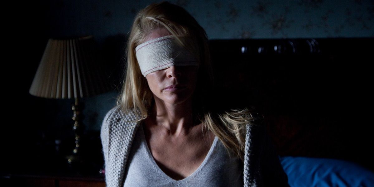 Julia with bandages over her eyes in Julia's Eyes (2010)