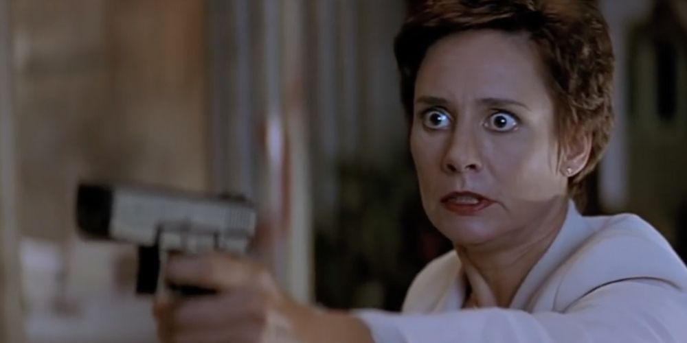 Sra. Loomis segurando uma arma em Pânico 2