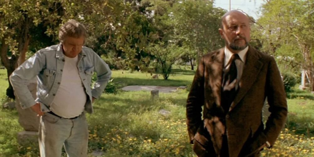 Loomis e o coveiro no cemitério no Halloween de 1978