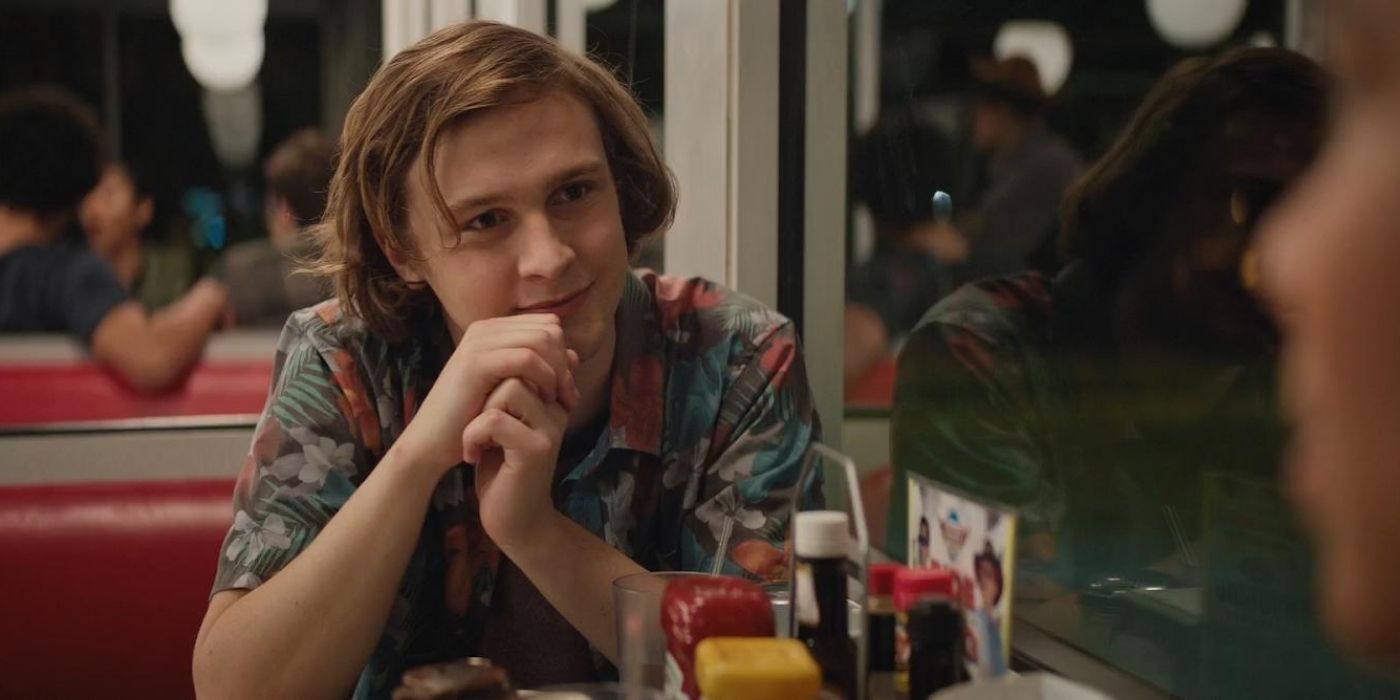 Martin talks with Abby at a diner in Love, Simon.