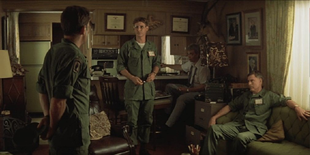 Capitão Willard sendo informado em Apocalypse Now