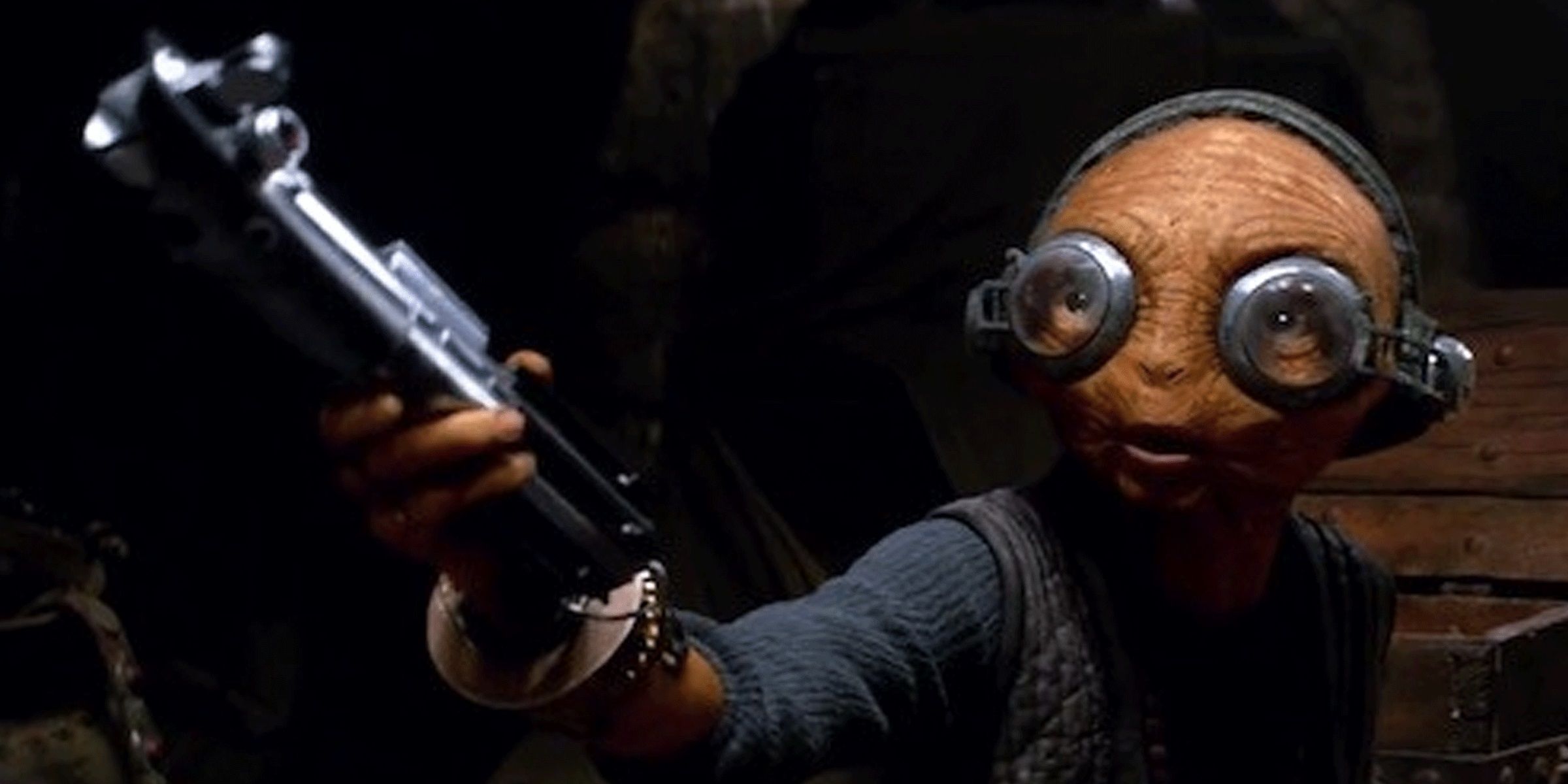 Maz Kanata with a lightsaber in Star Wars The Force Awakens