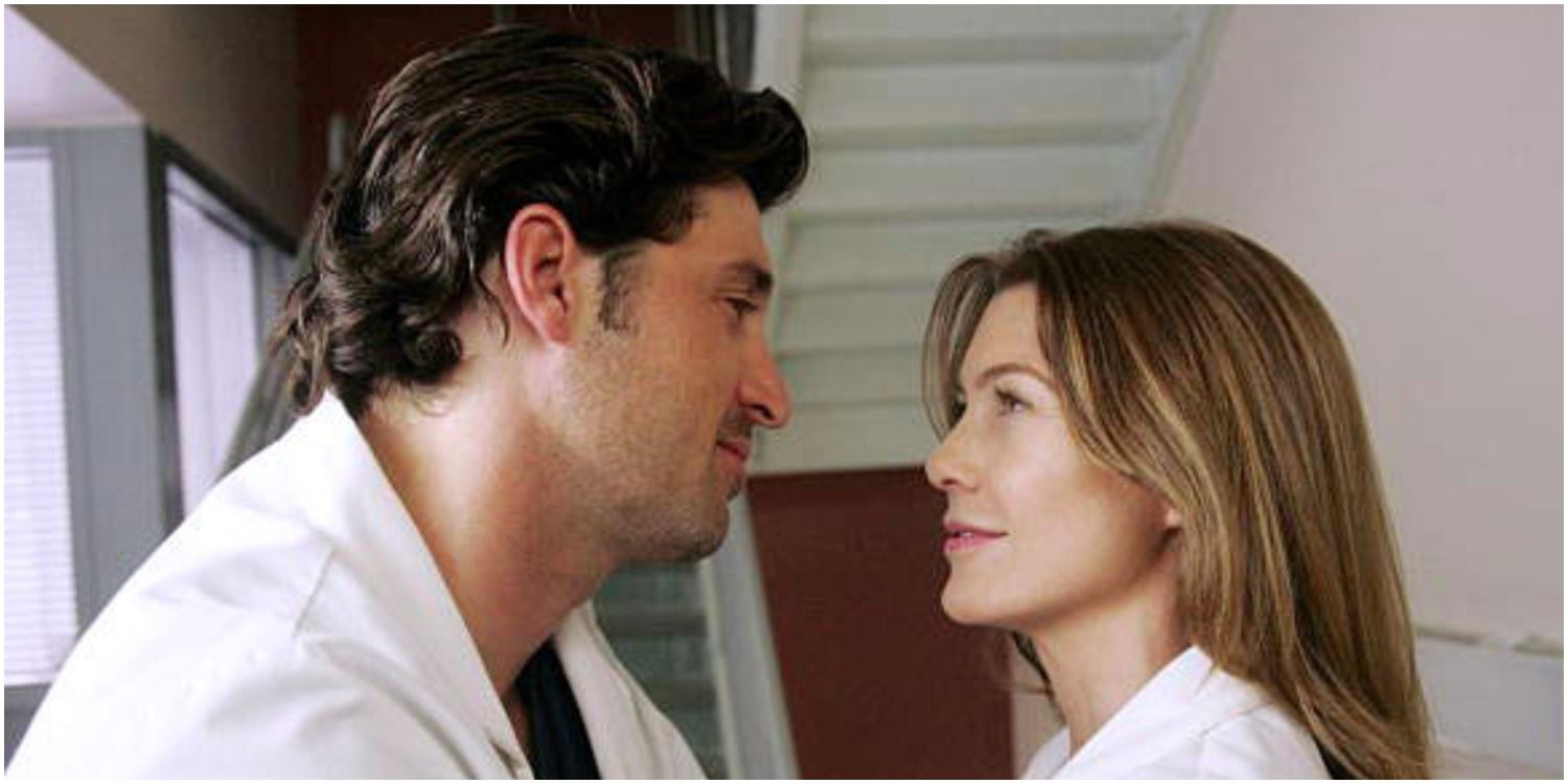 Meredith and Derek argue inside the hospital changing room in Grey's Anatomy