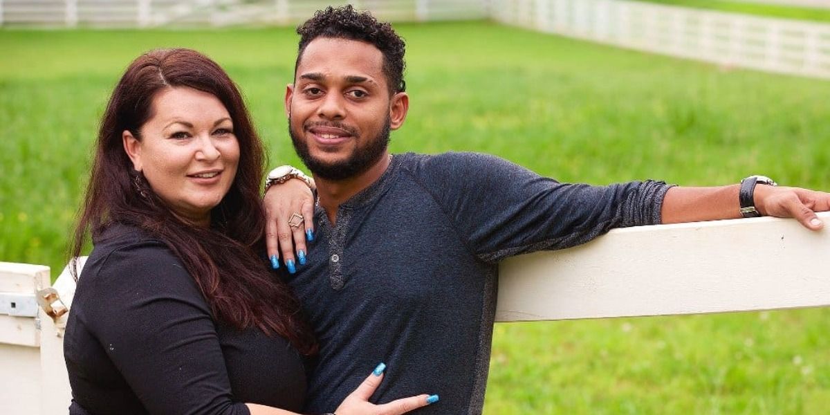 Molly Hopkins and Luis Mendez sit and pose for a picture in 90 Day Fiance
