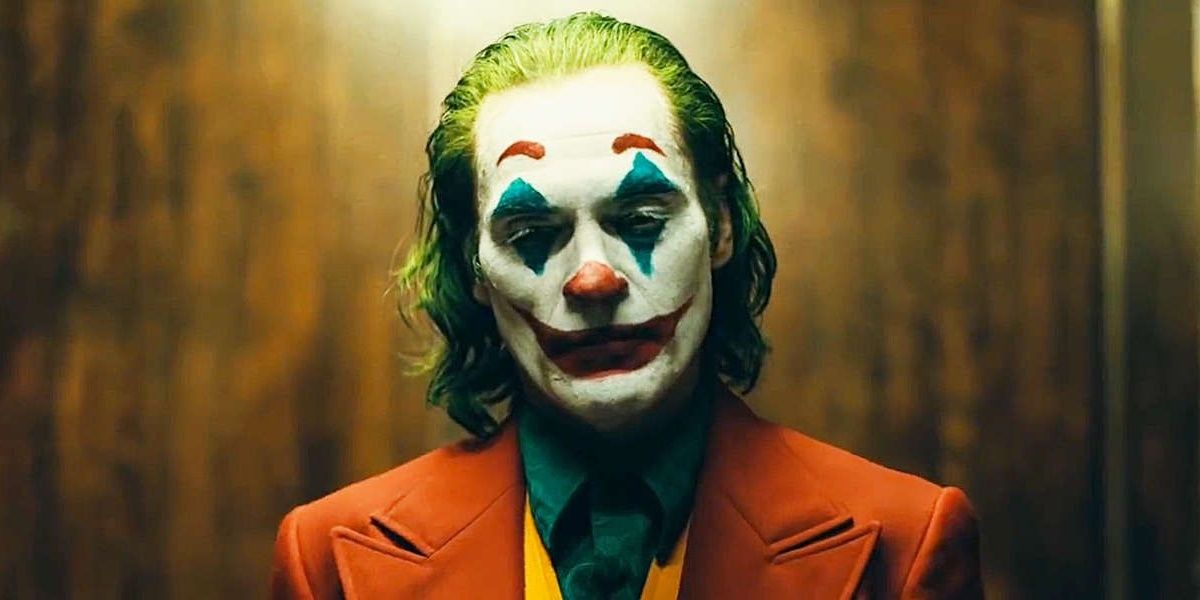 Arthur Fleck stands in an elevator in Joker (2019)