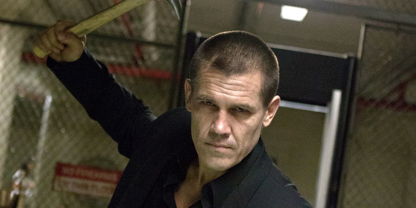 Josh Brolin as Joe Doucett wielding a hammer in Oldboy