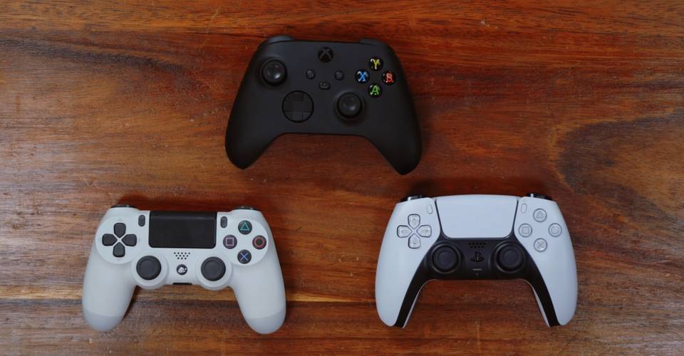 PS5, Xbox Series X Controller Comparison Shows How Huge DualSense Is