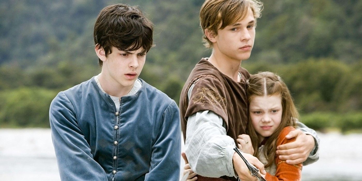 Edmund y Peter protegen a Lucy en Las crónicas de Narnia