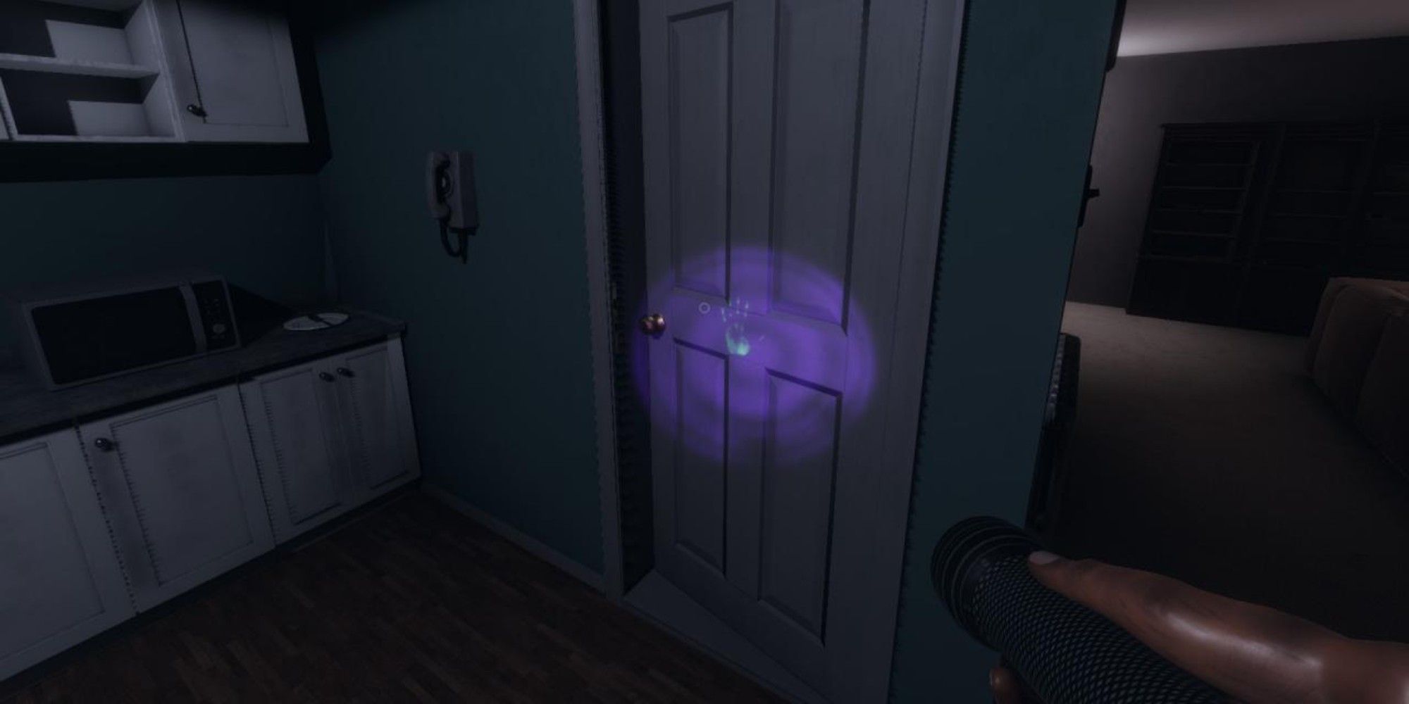 A player finds a handprint on a door using the UV Light in Phasmophobia
