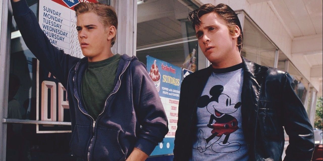 Ponyboy e Two-Bit em The Outsiders