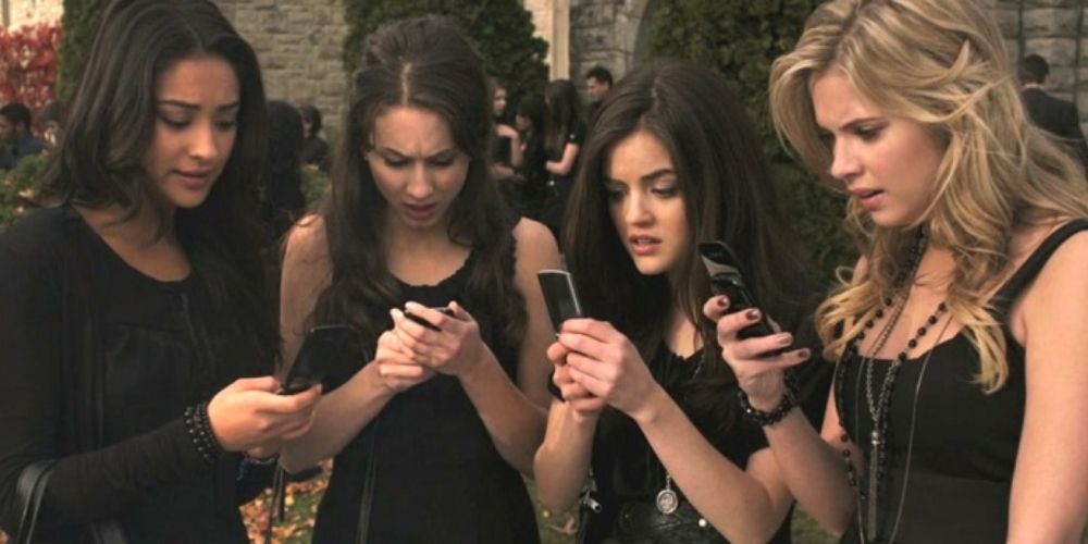 pretty little liars emily spencer aria hanna staring at cell phones
