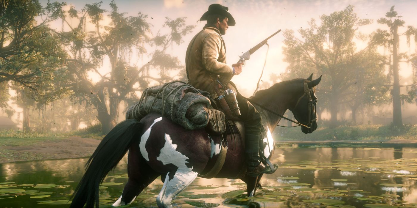 Arthur Morgan andando a cavalo por um pântano enquanto segura um rifle em RDR2