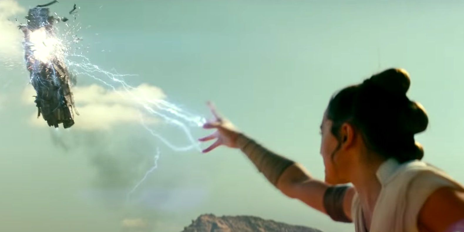 Rey uses Force lightning in The Rise of Skywalker