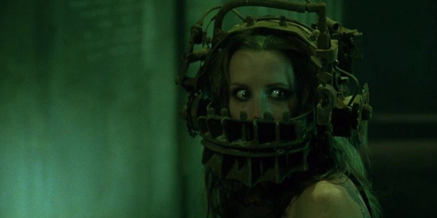 Amanda Young looking scared with Jigsaw's reverse bear trap in Saw