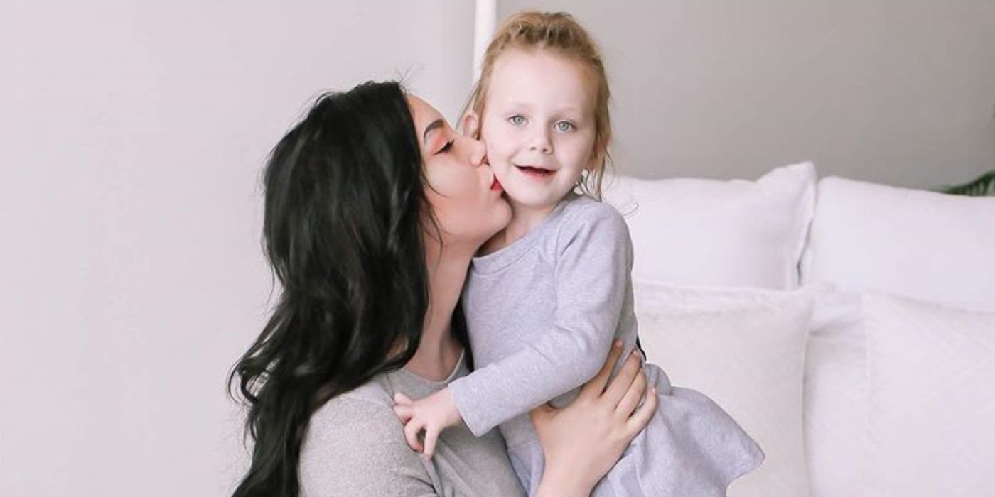 Deavan Clegg Drascilla: TLC: 90 Day Fiancé holding her daughter in white bedroom