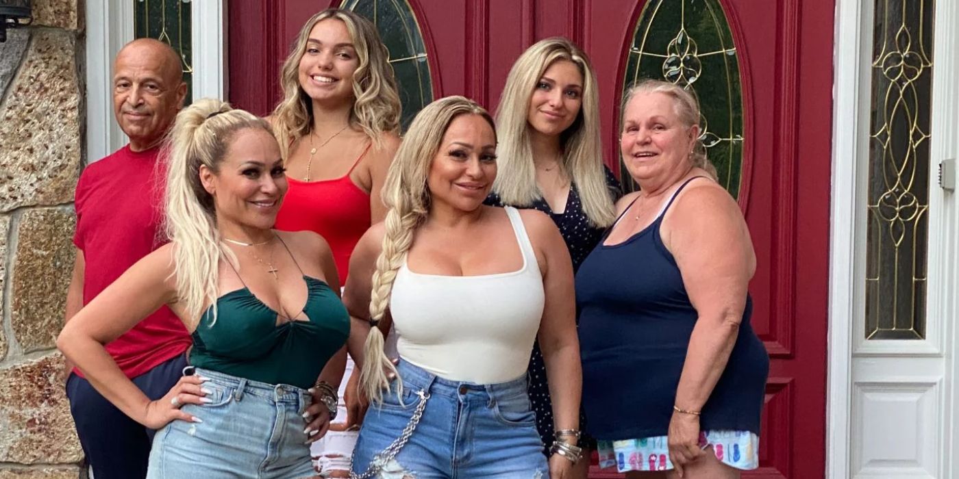 Darcey and Stacey Silva from 90 Day Fiancé with their family standing in front of house