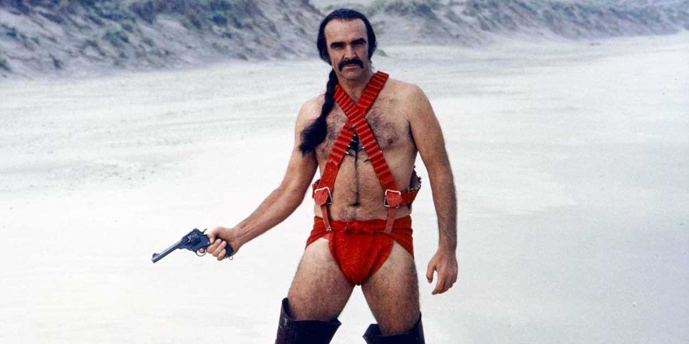 Sean Connery como Zed em Zardoz, segurando uma arma e usando seu icônico biquíni vermelho
