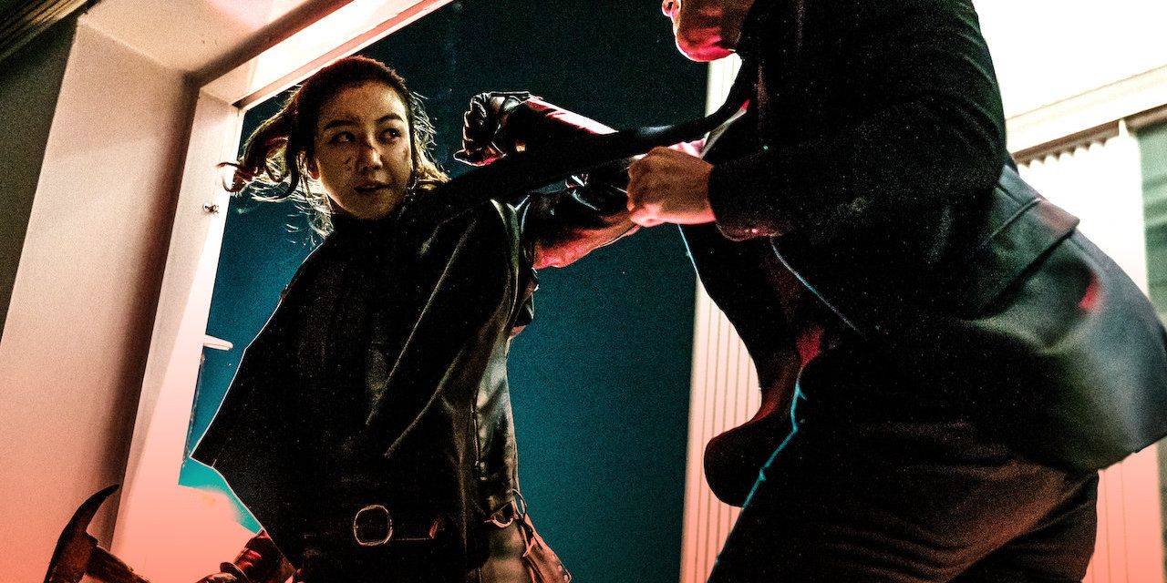 Sook-Hee fighting a man with a hammer in The Villainess