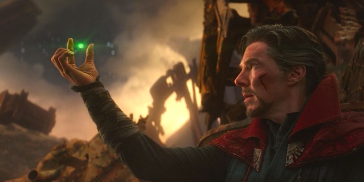 Strange holding the time stone in Avengers: Infinity War 