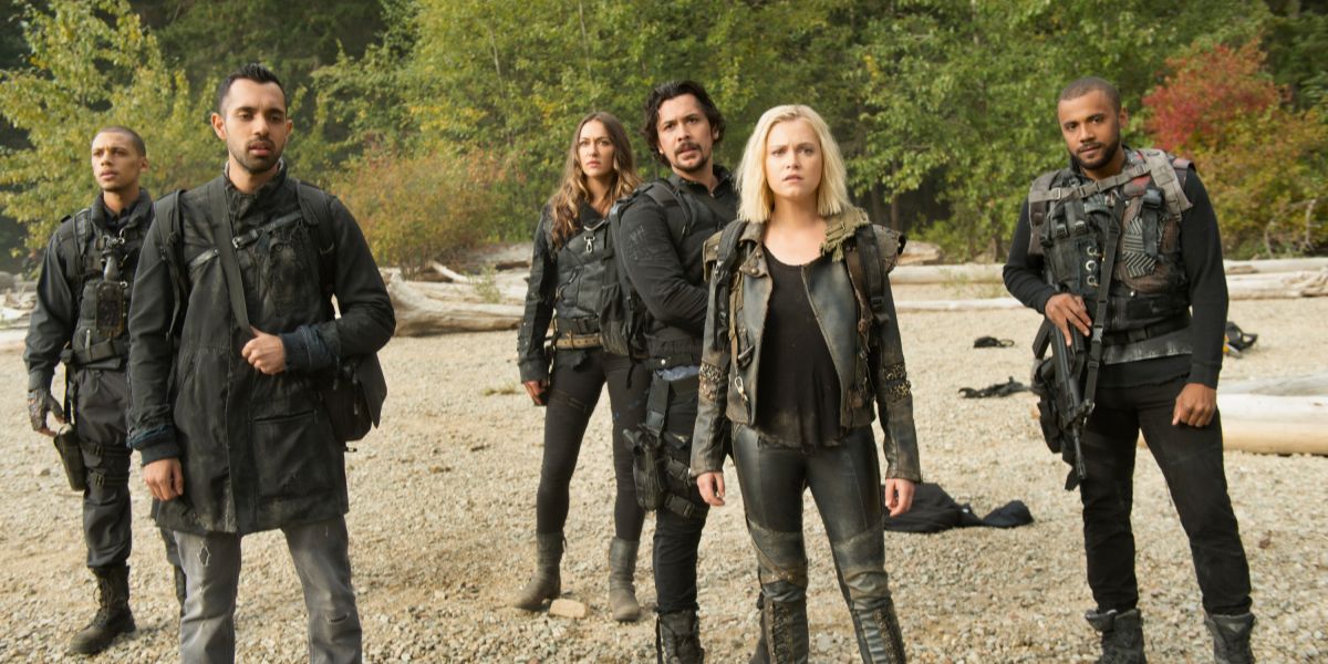 Eliza Taylor standing with others in The 100