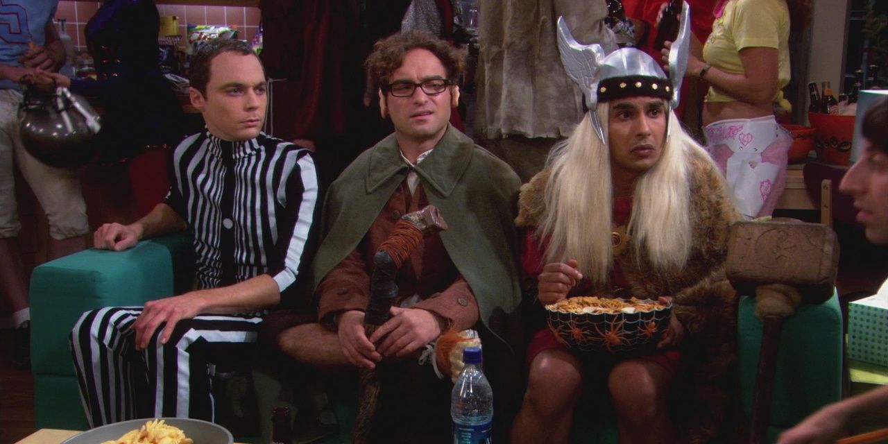 Raj, Sheldon e Leonard de The Big Bang Theory sentam-se no sofá de Penny no Halloween 