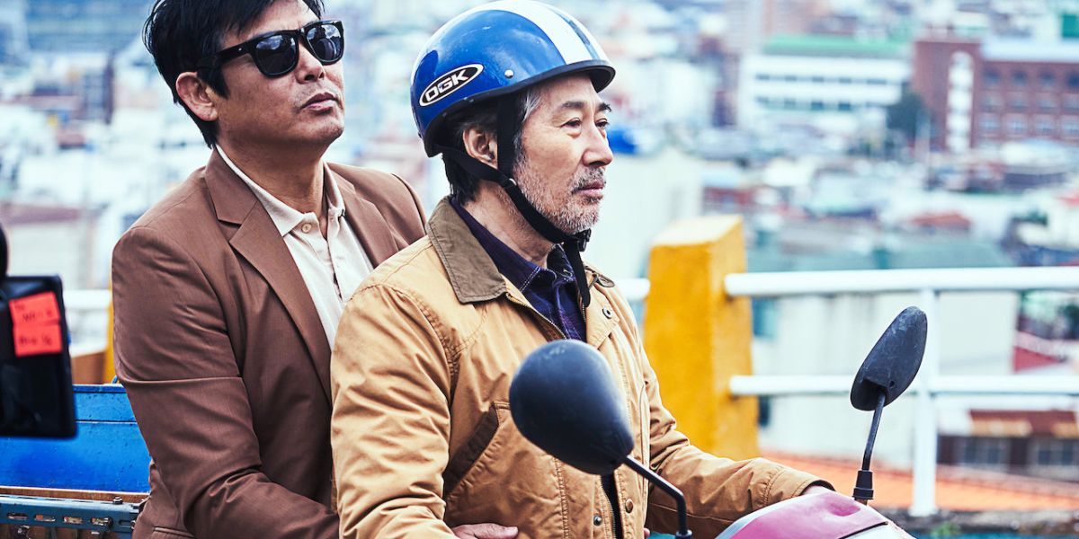 Pyung-Dal and Deok-Su on moped in The Chase