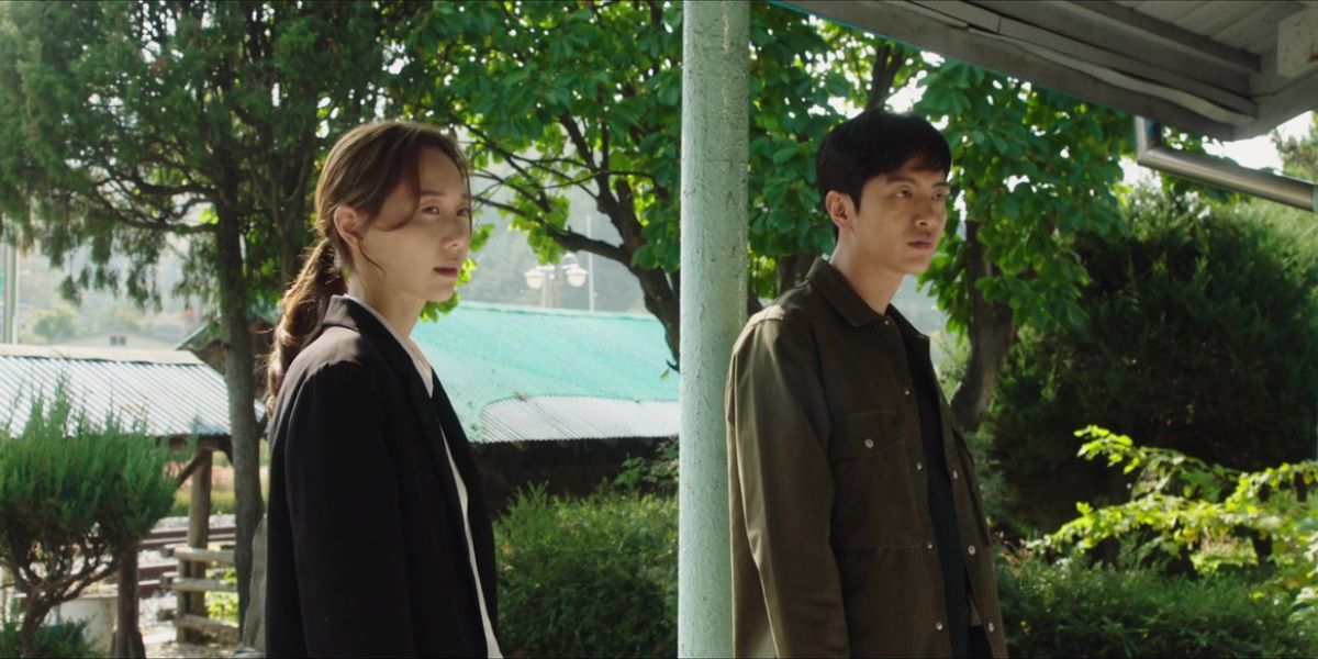 Tae-Sik and Seo-Hui together working on a case in The Lies Within